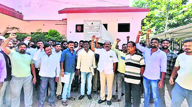 నెక్కంటిపై పోలీసుస్టేషన్లో ఫిర్యాదు1