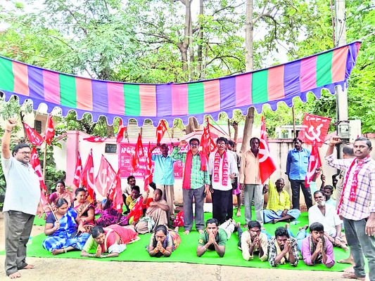 యూరియా కొరత.. రైతులకు వెత 1