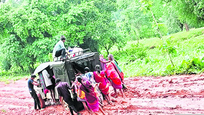 చిత్తడి దారులతో అవస్థలు 1