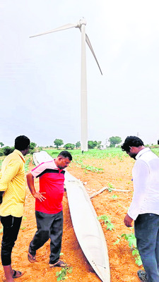 విరిగిపడిన గాలిమర రెక్క 1