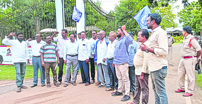 కూటమి ప్రభుత్వంలో దళితులపై దాడులు 1