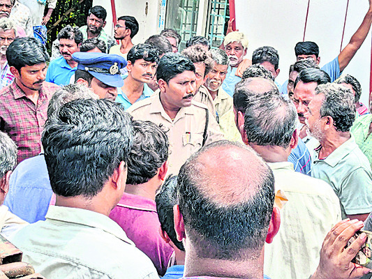 ఎరువుల కోసం కొట్లాట 1