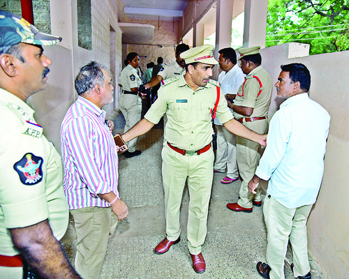 జీజీహెచ్‌లో పోలీసుల ఓవరాక్షన్‌ 1