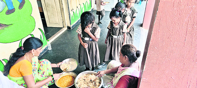 కుళ్లిన గుడ్లు.. పప్పు అన్నమే పరమాన్నం 1