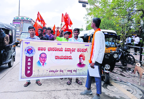రోడ్లలో గుంతలు పూడ్చాలని రాస్తారోకో2