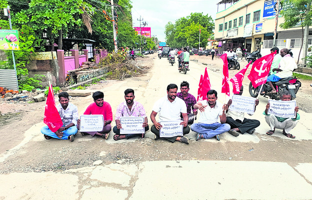 రోడ్లలో గుంతలు పూడ్చాలని రాస్తారోకో1