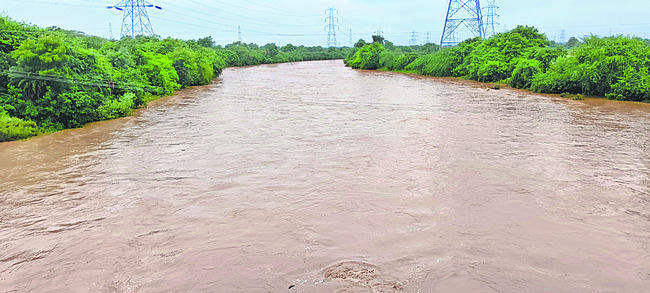 కురుస్తున్న వానలు.. పొంగిన వాగులు 2