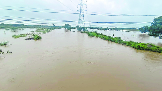 కురుస్తున్న వానలు.. పొంగిన వాగులు 1