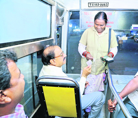 మహిళల చిరునవ్వులే ఆశీర్వాదాలు1