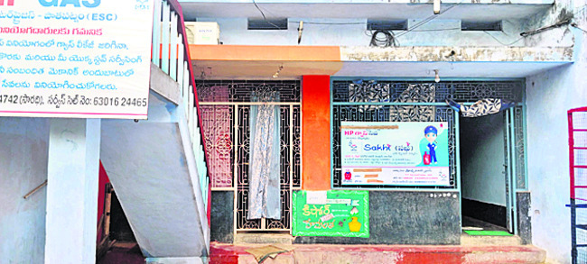 చెంతనే పోలీసులు.. చింతలేని పేకాటరాయుళ్లు! 1