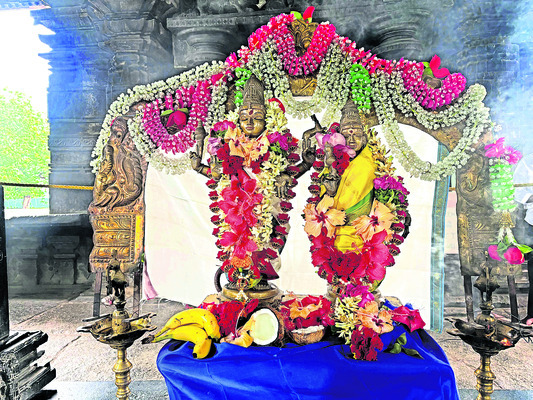 వేయిస్తంభాల ఆలయంలో మాస శివరాత్రి పూజలు1