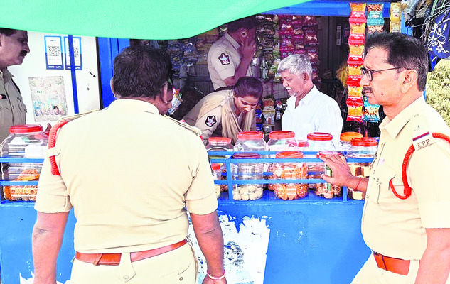 విరిగిపడిన గాలిమర రెక్క 2