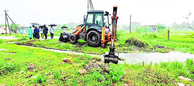 ఉప్పొంగిన వాగులు
1