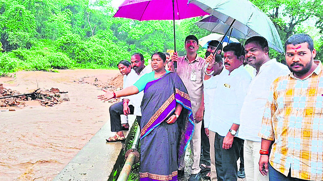 ఉప్పొంగిన వాగులు
3