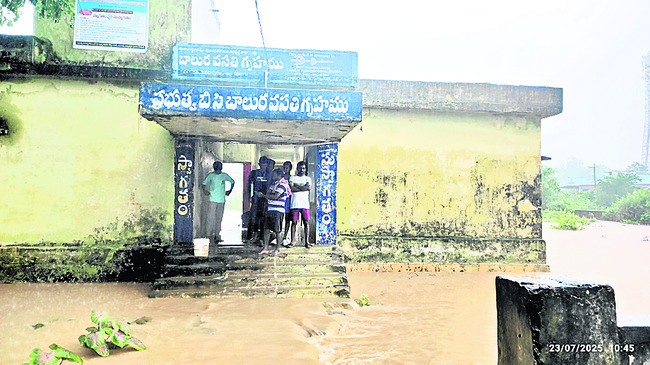 ఉప్పొంగిన వాగులు
2