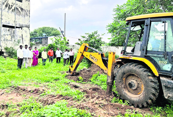 మోడల్ స్కూల్కు కదిలిన యంత్రాంగం 1