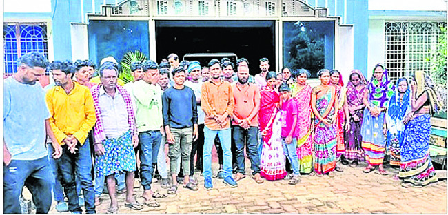 తహసీల్దార్ వాహనం అడ్డగింత 3