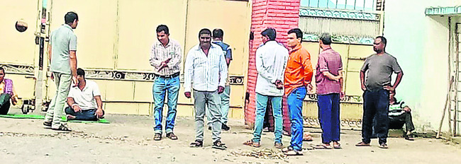 తహసీల్దార్ వాహనం అడ్డగింత 1