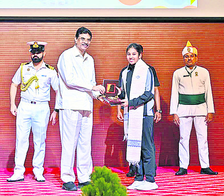 విశిష్ట వ్యక్తులకు గవర్నర్ సత్కారం1