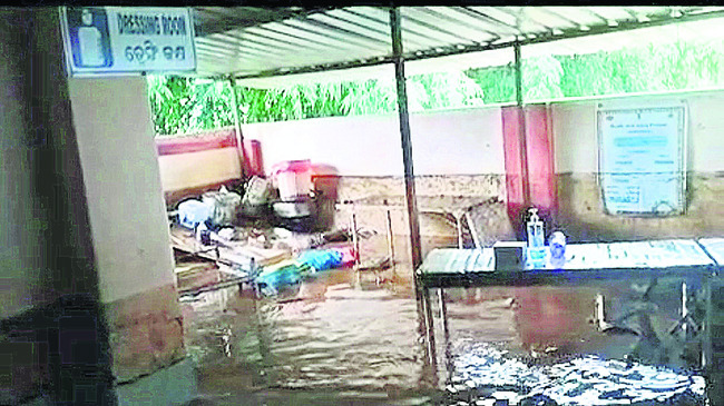 ●ఆరోగ్య కేంద్రం జలమయం 2
