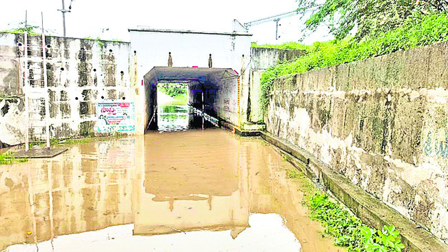 ● లోతట్టు ప్రాంతాలు జలమయం ● ఓసీపీల్లో నిలిచిన బొగ్గు ఉత1