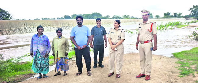 నీటి ప్రవాహాల వద్ద అప్రమత్తంగా ఉండాలి 
1