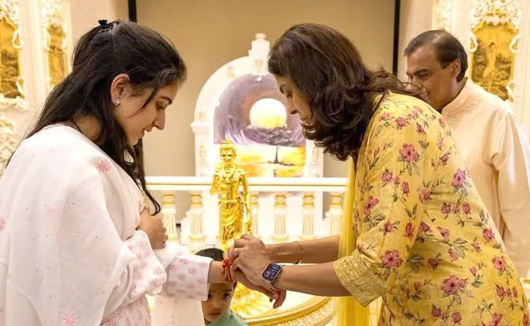 Mukesh Ambani, Radhika Merchant, Anant Ambani Spiritual Visit To Londons Swaminarayan Temple Photos6