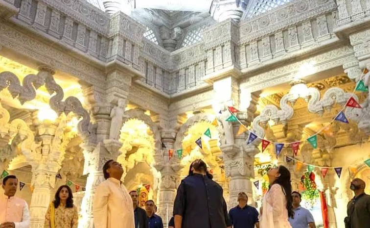 Mukesh Ambani, Radhika Merchant, Anant Ambani Spiritual Visit To Londons Swaminarayan Temple Photos7
