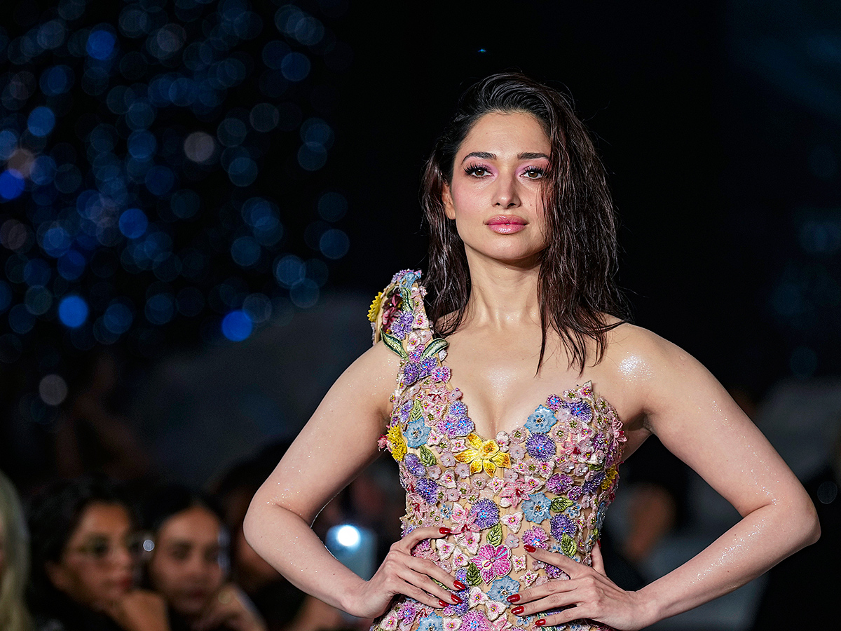 Tamannaah Bhatia walks the ramp FDCI India Couture Week1