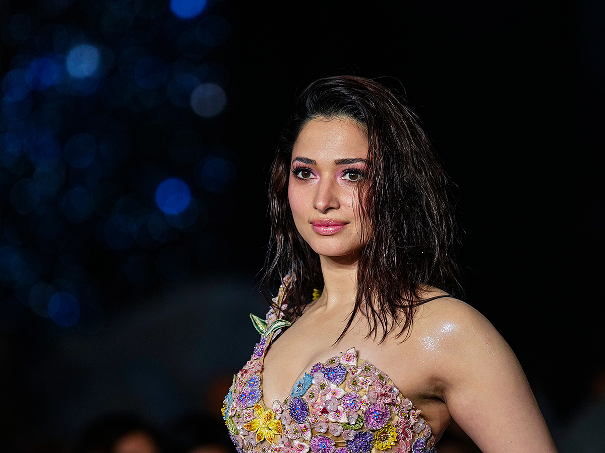 Tamannaah Bhatia walks the ramp FDCI India Couture Week13