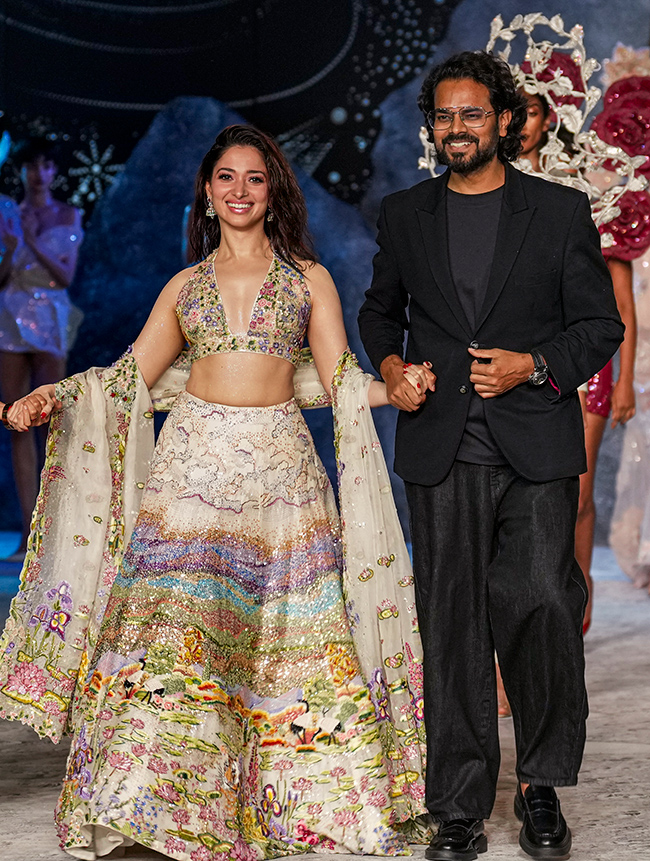 Tamannaah Bhatia walks the ramp FDCI India Couture Week3