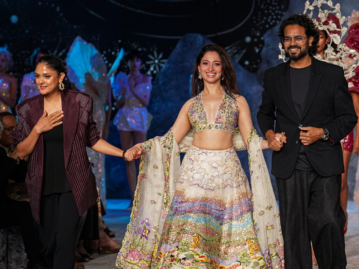 Tamannaah Bhatia walks the ramp FDCI India Couture Week4
