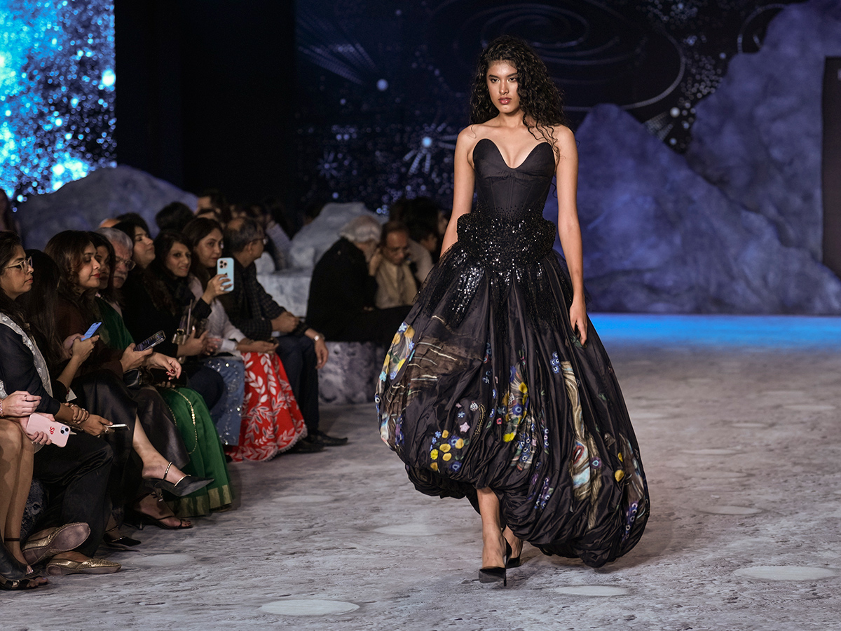 Tamannaah Bhatia walks the ramp FDCI India Couture Week5
