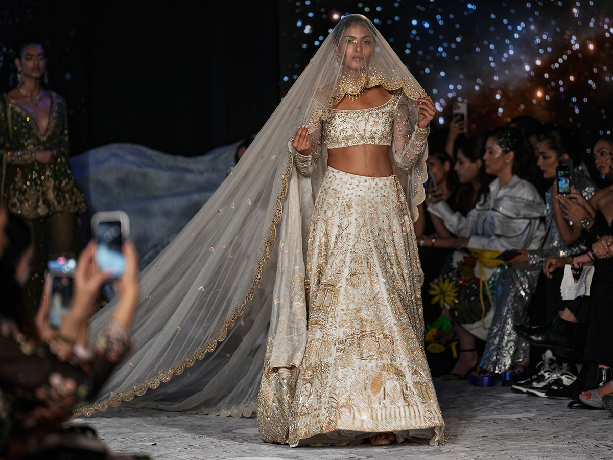 Tamannaah Bhatia walks the ramp FDCI India Couture Week8