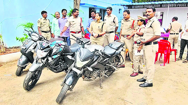 ఒంటరి మహిళలే లక్ష్యంగా చైన్ స్నాచింగ్లు 1