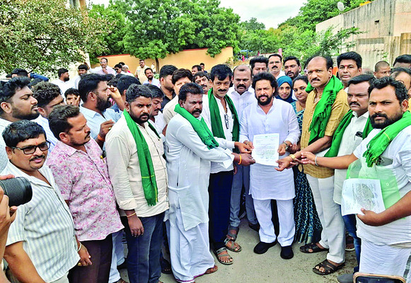 మరాఠిలో రికార్డుల  కోరికపై నిరసన2