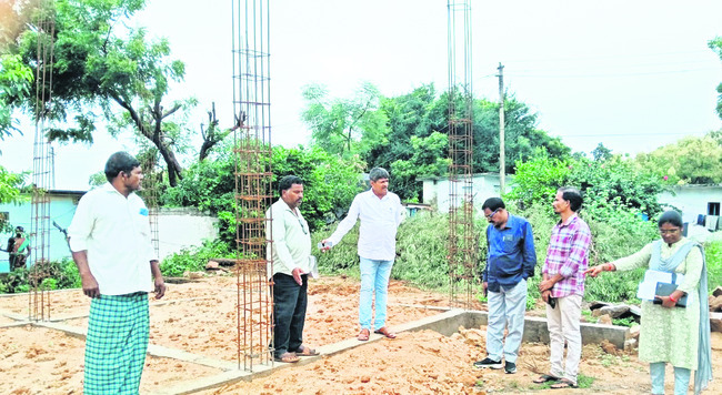 జిల్లా ఆస్పత్రిలో ఊడిపడిన పెచ్చులు5
