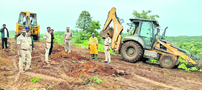 అటవీ భూముల ఆక్రమణలను ఉపేక్షించం1