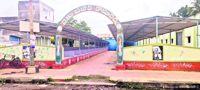 జిల్లా ఆస్పత్రిలో ఊడిపడిన పెచ్చులు1