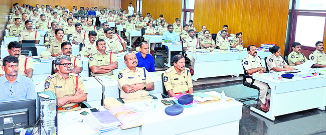 స్టేషన్లలోనే న్యాయం చేయాలి1