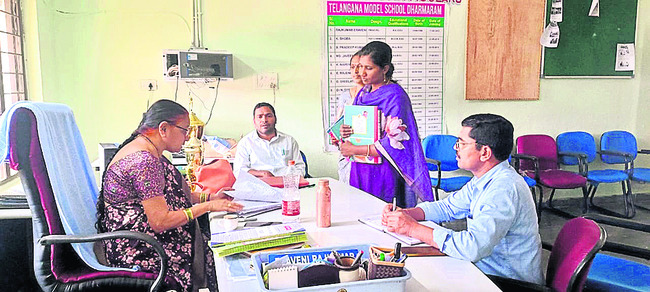 ఆదర్శ పాఠశాల సందర్శన1