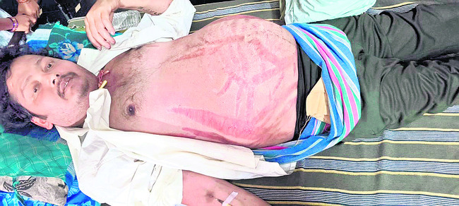 పాఠశాల విలీనం ఆపాలని ఆందోళన 2