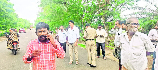 సిబ్బందిని భర్తీ చేయాలని రైతుల నిరసన 2