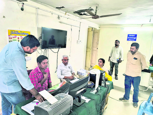 ఉపకార వేతనాలకు దరఖాస్తులు
1