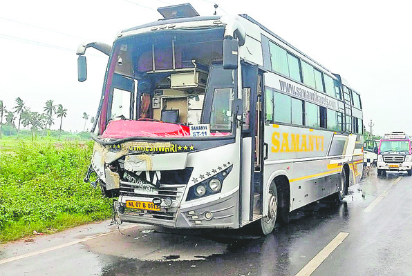 పరామర్శకు వెళుతూ మృత్యుఒడికి.. 1