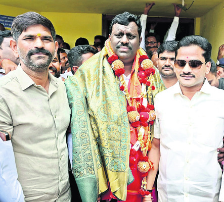 పాల సమాఖ్య అధ్యక్షుడిగా హిట్నాళ్1