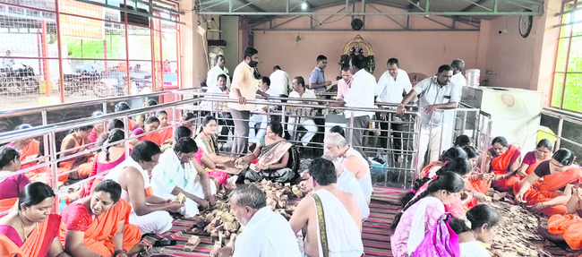 గర్భిణి పోలీస్‌కు సన్మానం  
2