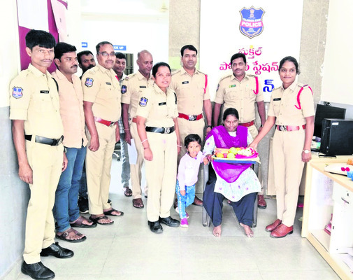 గర్భిణి పోలీస్‌కు సన్మానం  
1