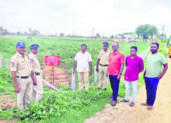 కబ్జాకు గురైన ప్రభుత్వ భూమి స్వాధీనం1