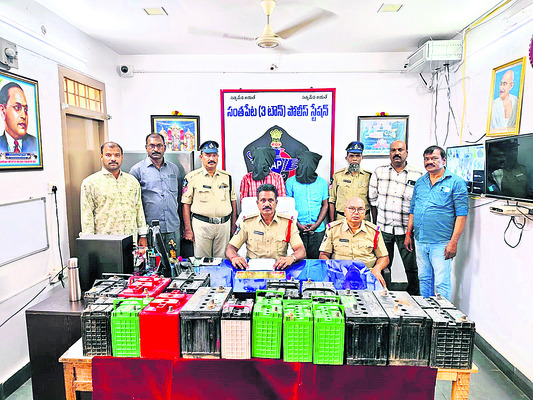 ఇద్దరు బ్యాటరీ  దొంగల అరెస్ట్‌1